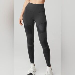 Alo Yoga High-Waist Moto Legging in grey size XS